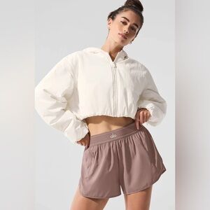 NWT ALO Yoga Cream Cropped “Mountain Peak” Full Zip Hooded Puffer Jacket